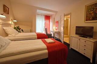 Курортные отели Osada Danków Миломлын Улучшенный двухместный номер с 1 кроватью или 2 отдельными кроватями и видом на сад-1